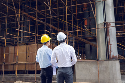 建筑工程師討論施工項目背影